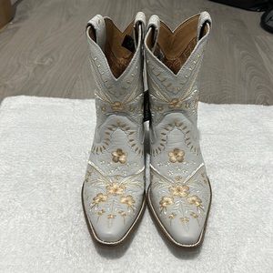 Dingo Primrose white with embroidery size 9.5 NWT